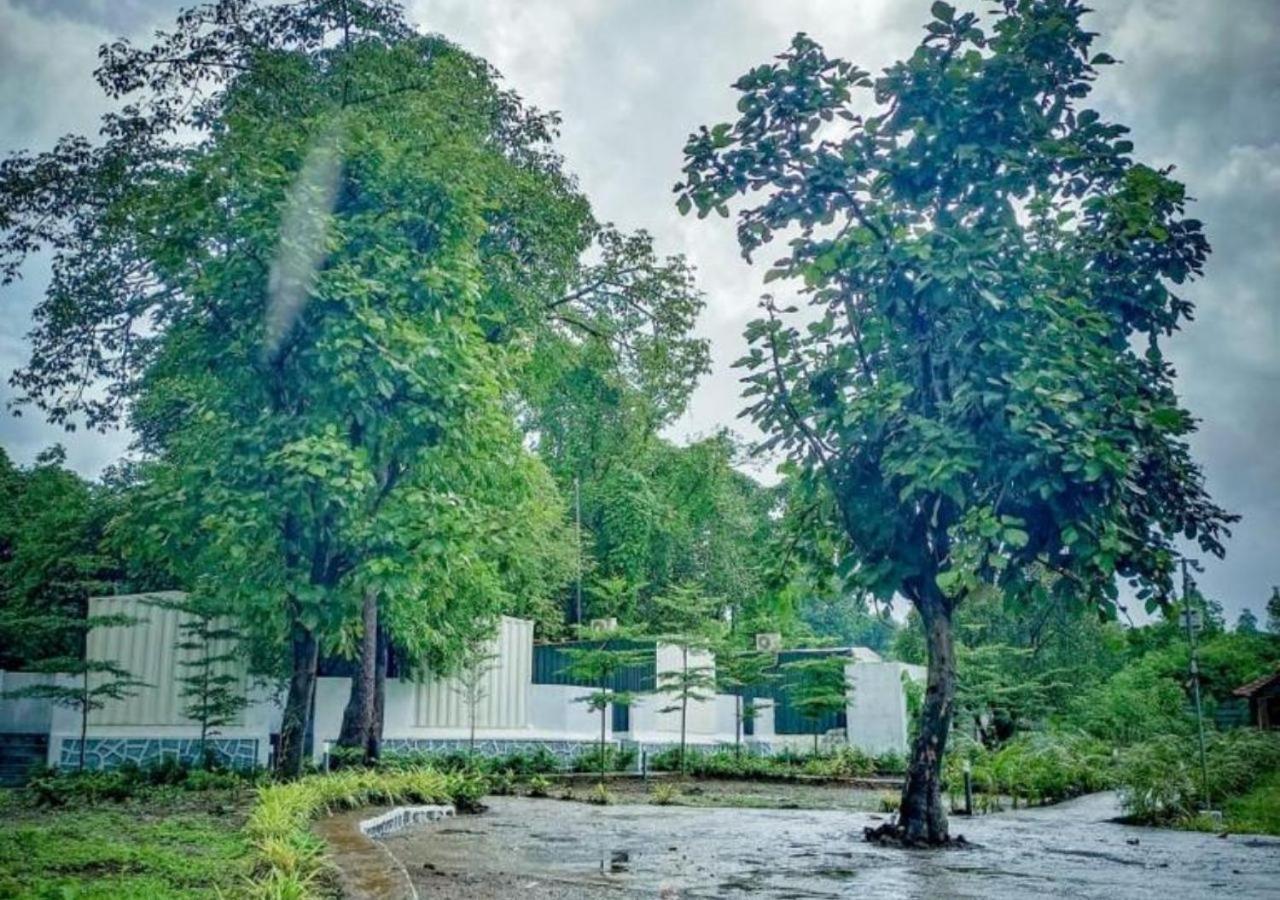 Grand Celebration Resort Neral Bagian luar foto